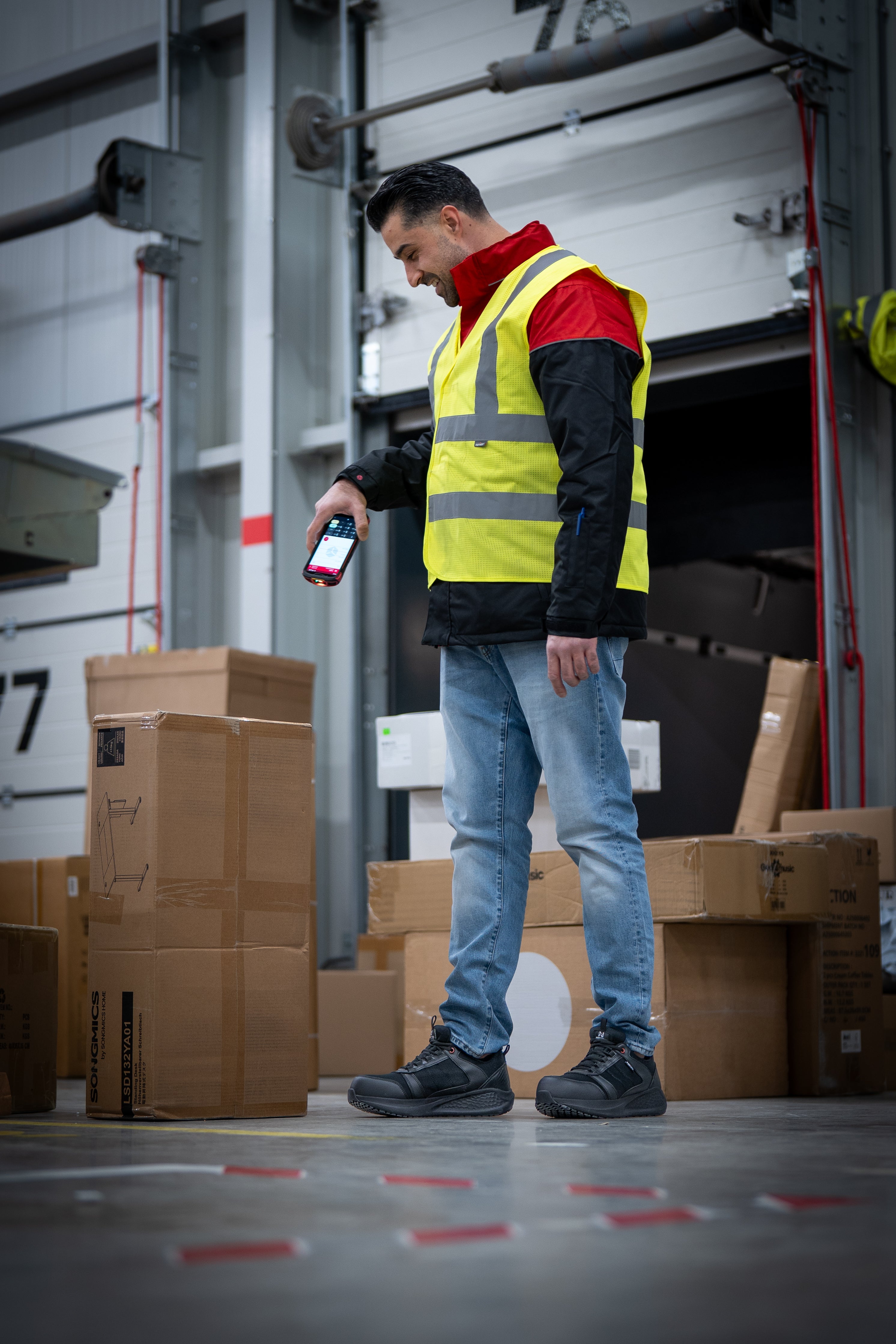 Pakketbezorger met Nezr werkschoen